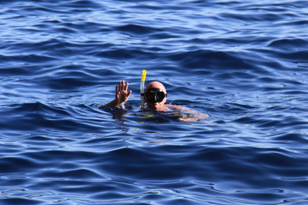 Hans Mom snorkelt in zee bij La Palma